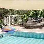 Botonis - Modern Villas, Timeless Beauty